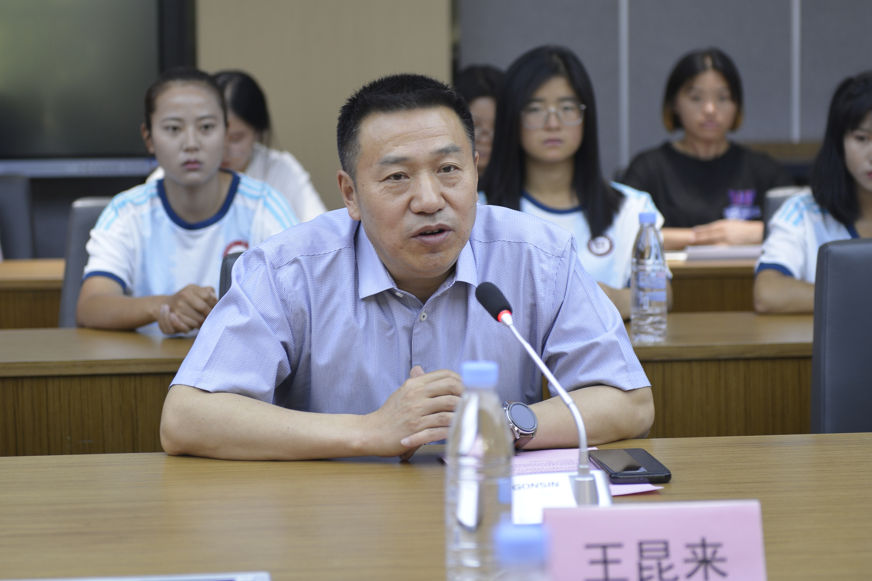总支书记杨振东,院长助理芦贞娟,昆明郑和船工足球俱乐部董事长刘自金