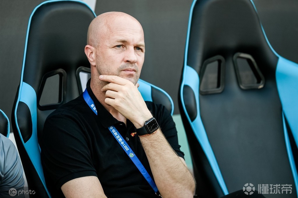 足球新闻 记者:小克返回欧洲至今未归,深足已任命卡
