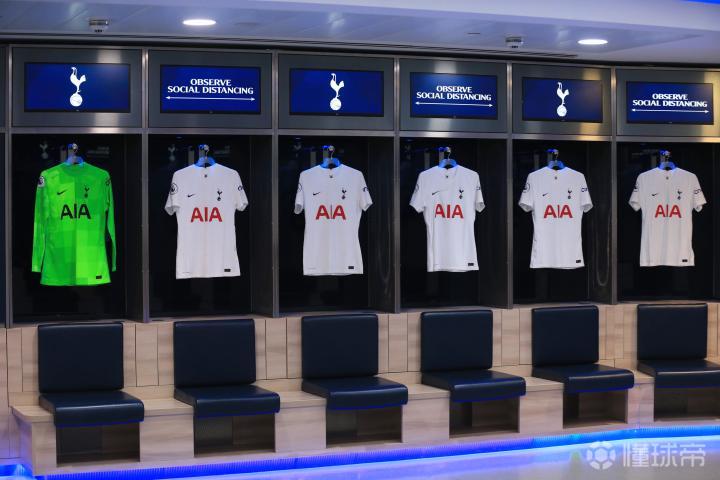 焕然一新托特纳姆热刺球场更衣室换上新赛季主场球衣