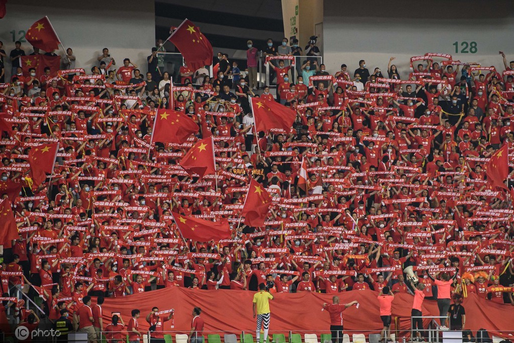 国足再次踏上12强赛之旅,球迷心声永远是"中国队,加油!