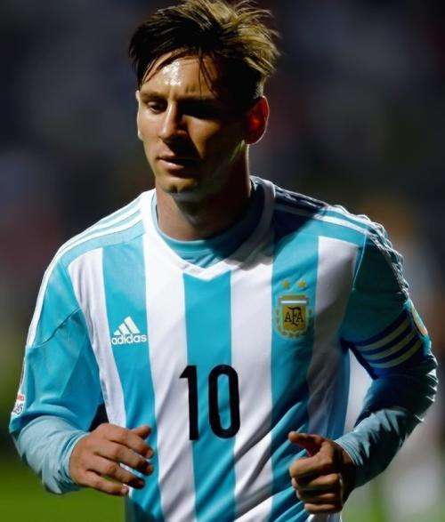 各位有梅西没胡子的时候阿根廷的照片吗,类似于这样?