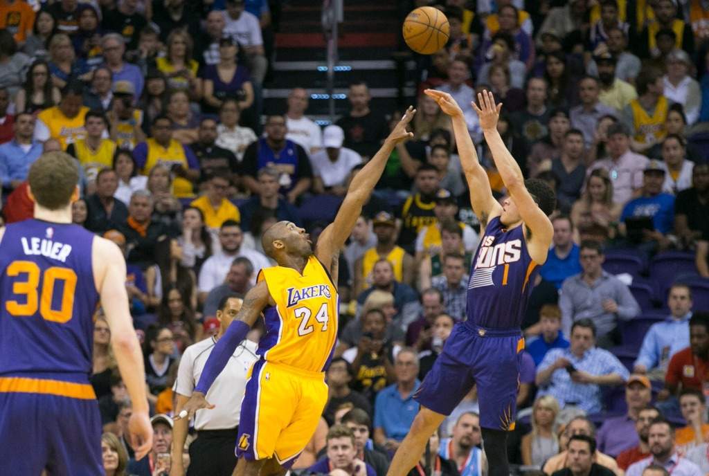 季后赛初哥掀翻卫冕冠军布克4711致敬科比获老詹盛赞