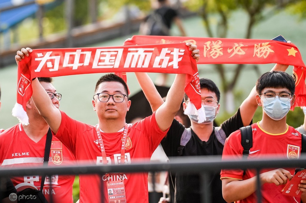 国足再次踏上12强赛之旅,球迷心声永远是"中国队,加油!