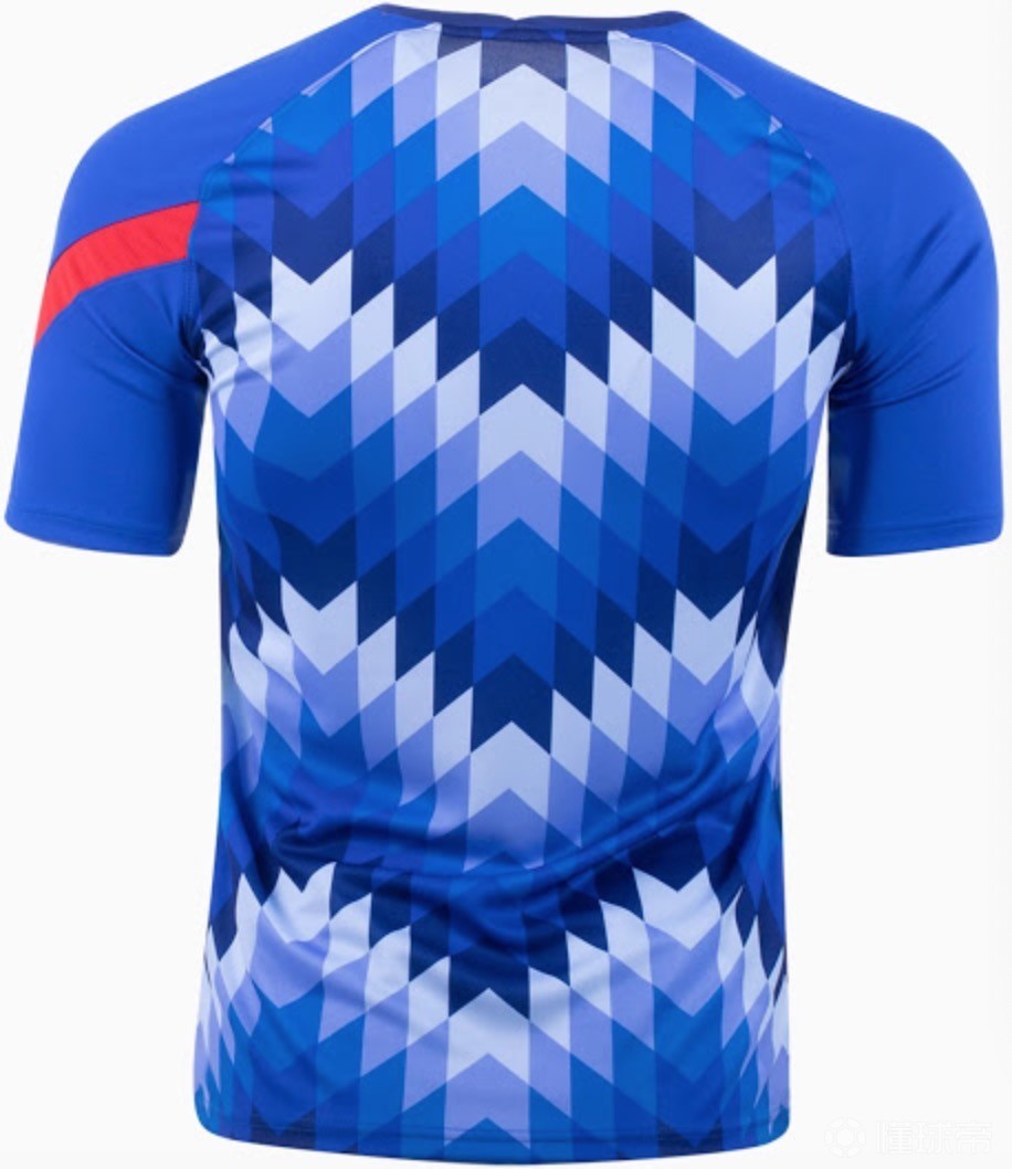 footyheadlines(下图同上) 智利队球衣上的图案充满了上世纪90年代的