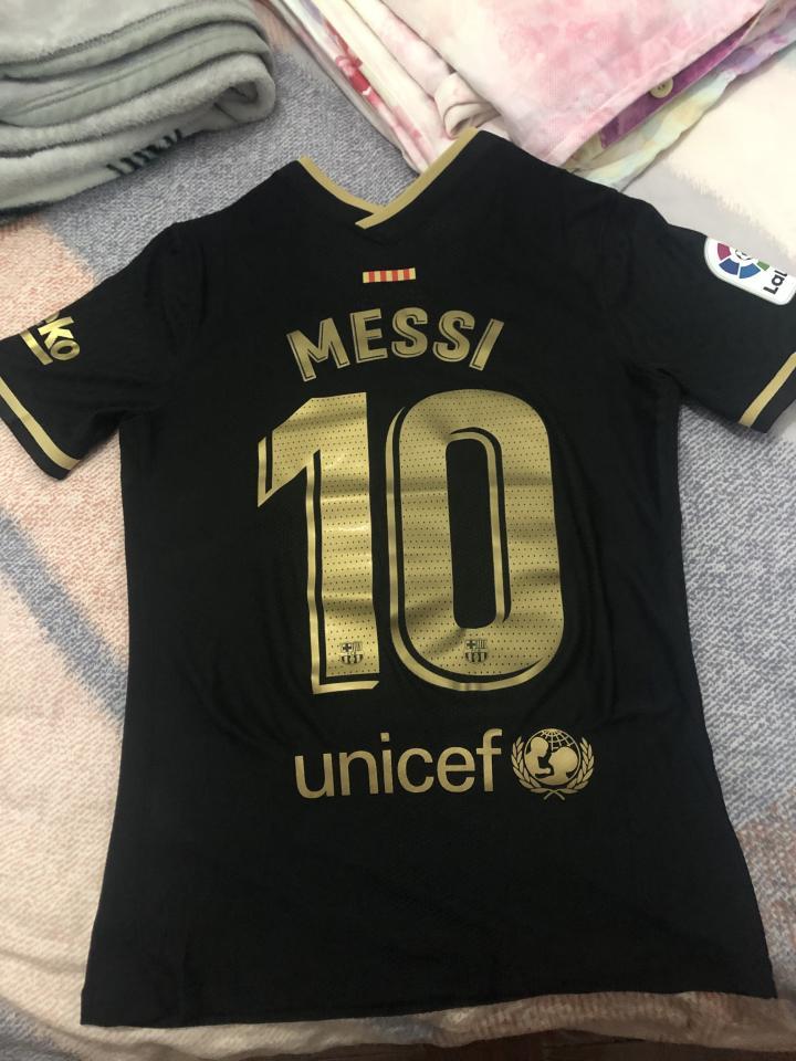 心水了很久的巴萨黑金前几天跟闺蜜提了一嘴终于上身.