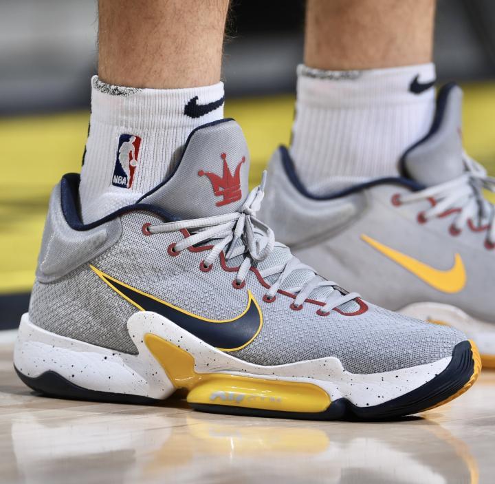 记者:约基奇球鞋上的"小丑"logo和常规赛mvp称号很配