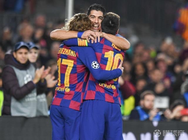 图集格里兹曼和梅西踢球很容易他是一个你给