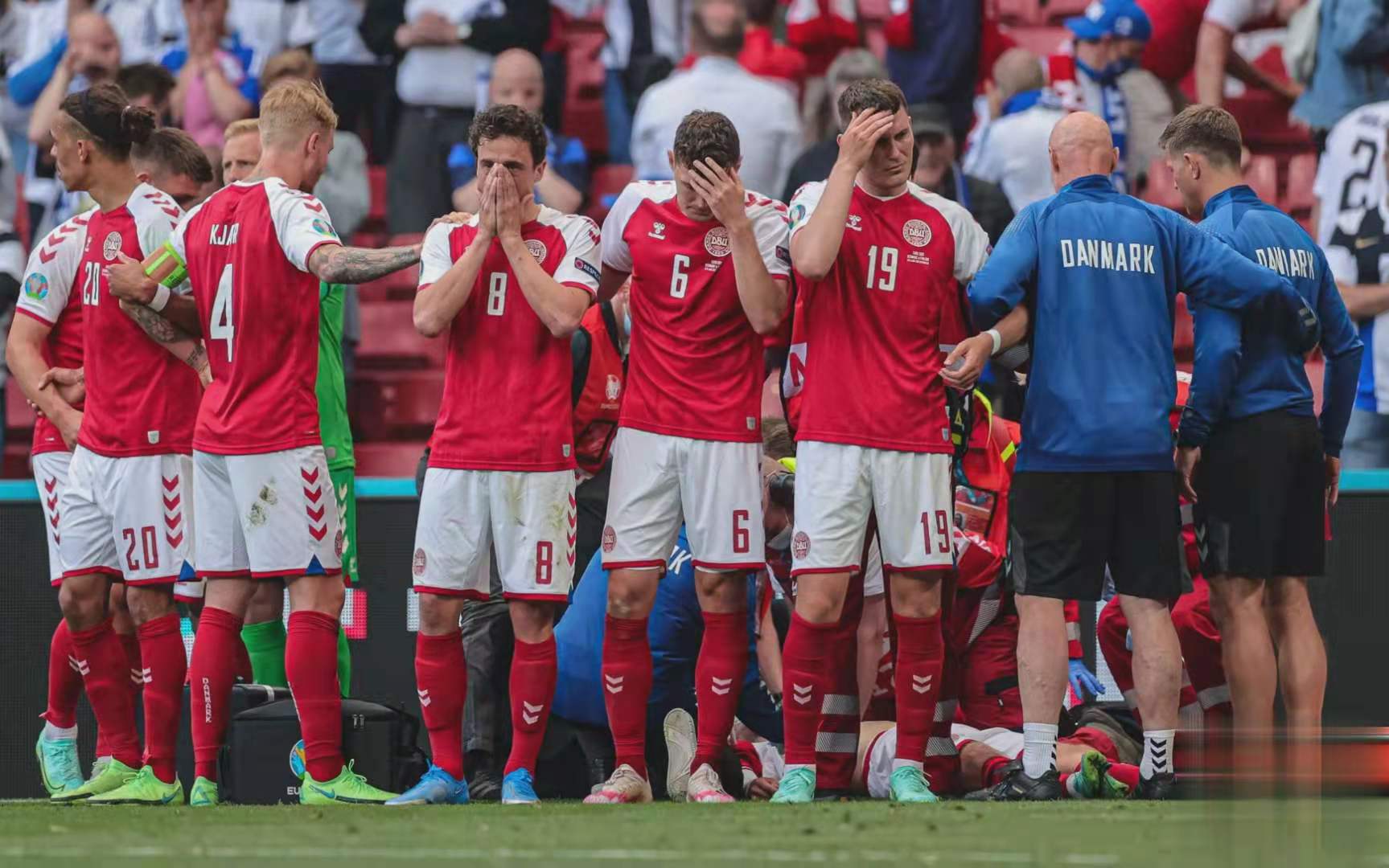 直播拉远镜头的时候也是拉近人性的时刻丹麦队长克亚尔,埃里克森的好