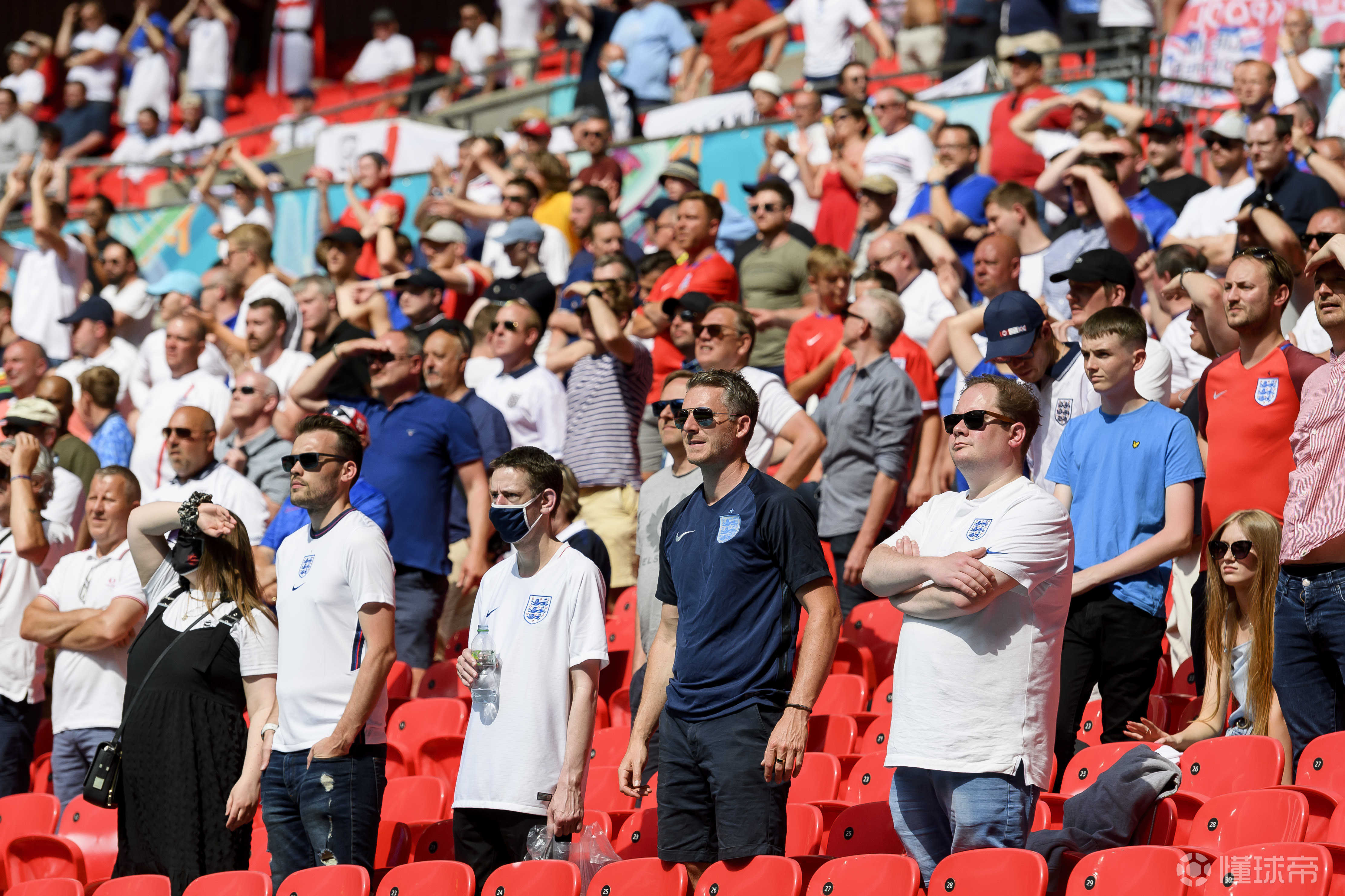英格兰与克罗地亚比赛开赛后一球迷从看台跌落受伤严重