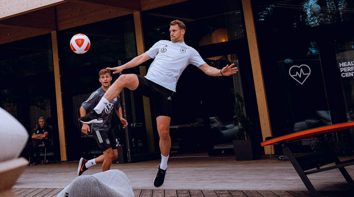 德国队桌式足球训练备战英格兰,看来鸡哥输了惨遭格.