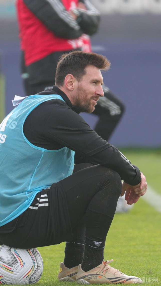梅西ins更新照片又坐球上了狗头