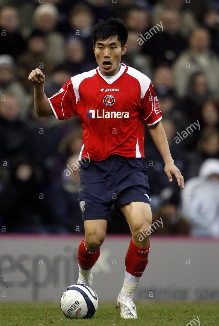 1998年世界杯的西班牙队中,阿方索使用了一双白色joma球鞋,莫伦特斯