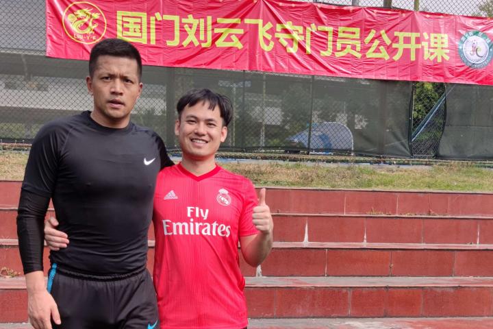 (党莹和他的老师刘云飞)(党莹:身位杜蕾党门将,不管射多少,统统被拦下