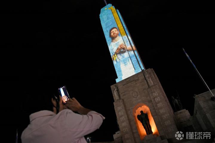 罗萨里奥国旗纪念碑为梅西及阿根廷国家队送上祝福