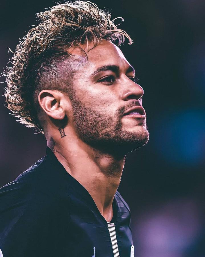 moment | 球星帅照:内马尔