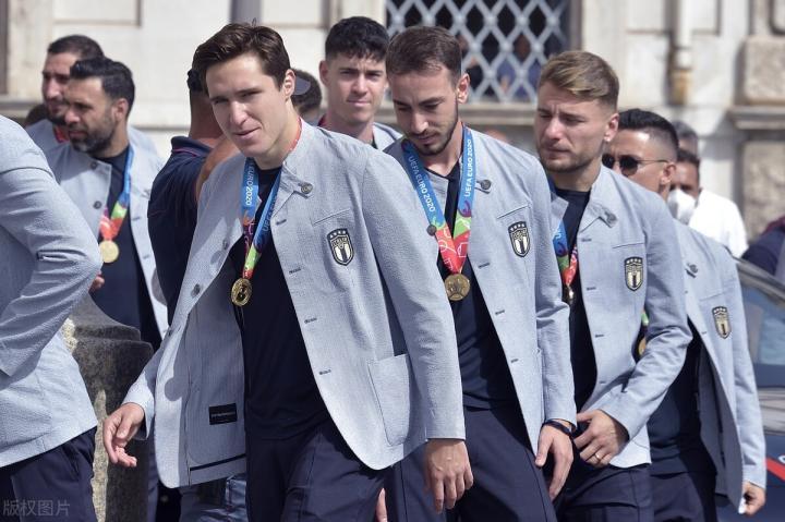意大利队夺冠归来参加庆典,曼奇尼的颜值,不减当年.