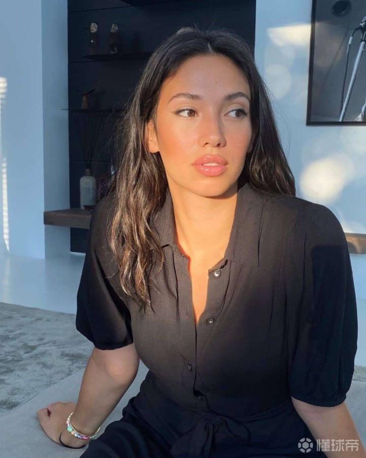 皇马新援阿拉巴和女友卡娅