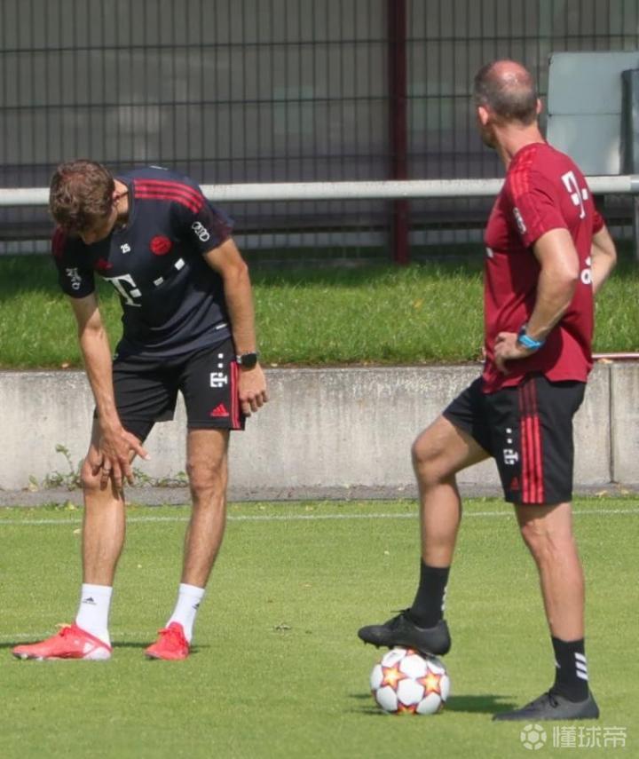 穆勒在训练中多次触摸右膝上部肌肉,记者:没啥问题大家别慌|拜仁