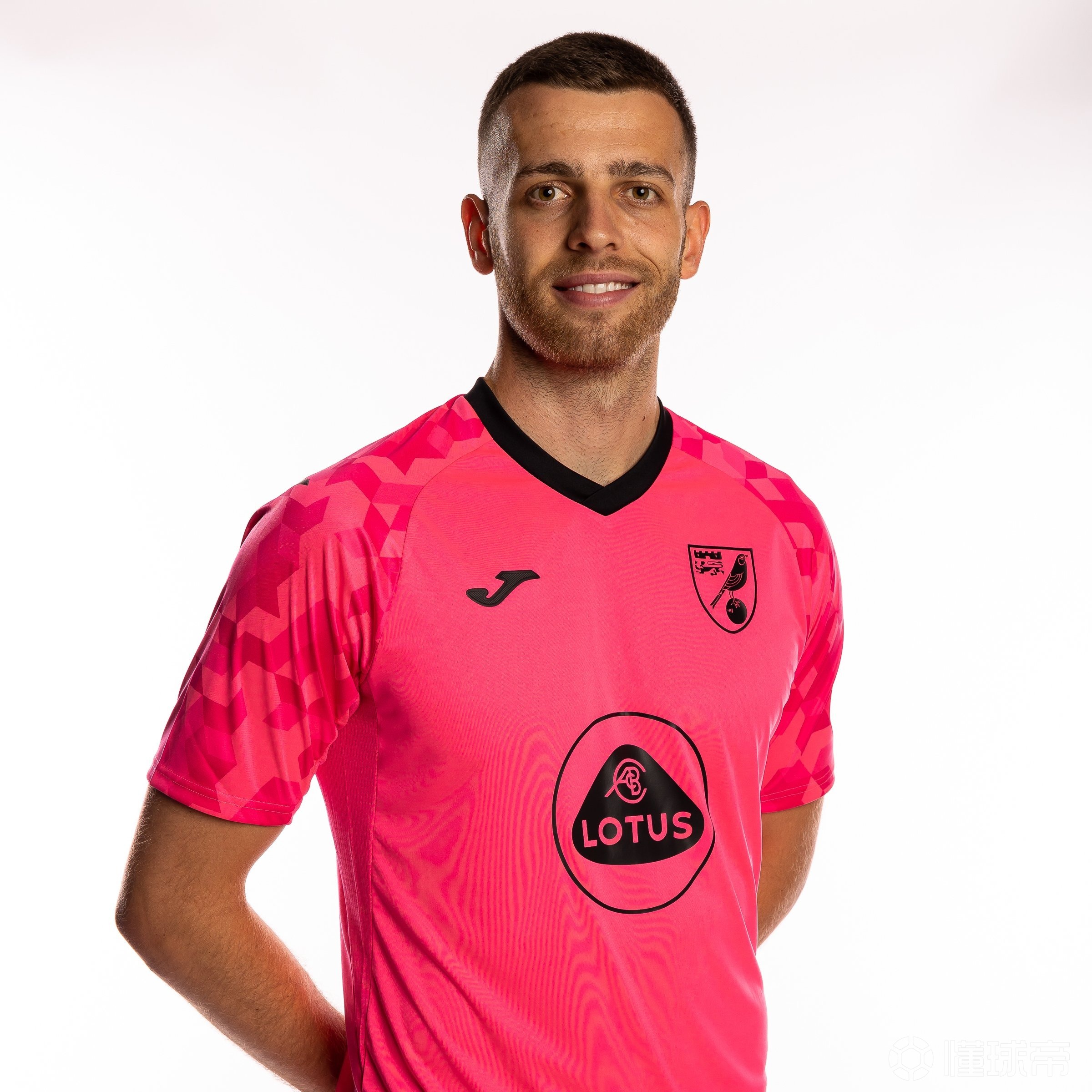 诺维奇2122赛季客场球衣正式发布新的客场球