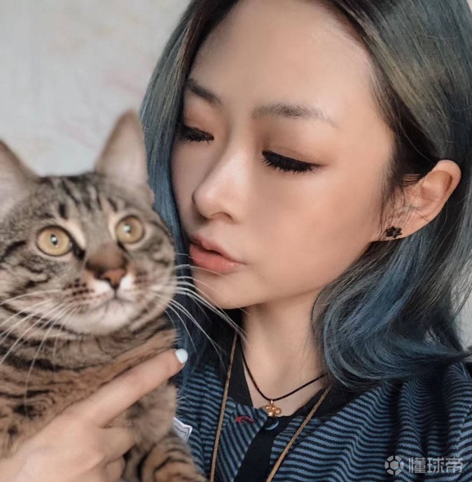 女球迷采访一头蓝发的球迷猫姐和她最爱的申花