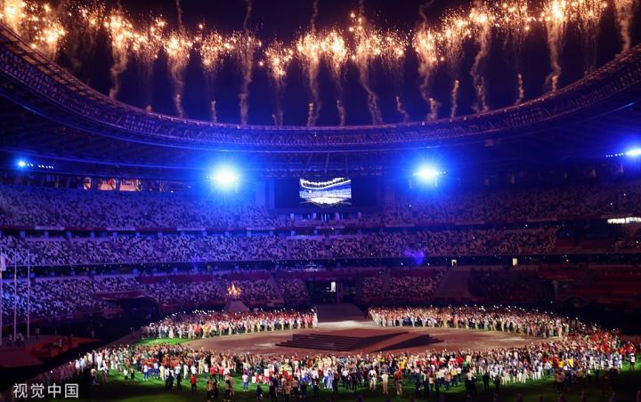 图集:东京奥运会闭幕式顺利举行,旗手苏炳添携国旗入场