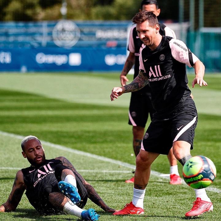 梅西在大巴黎的首堂训练课照片