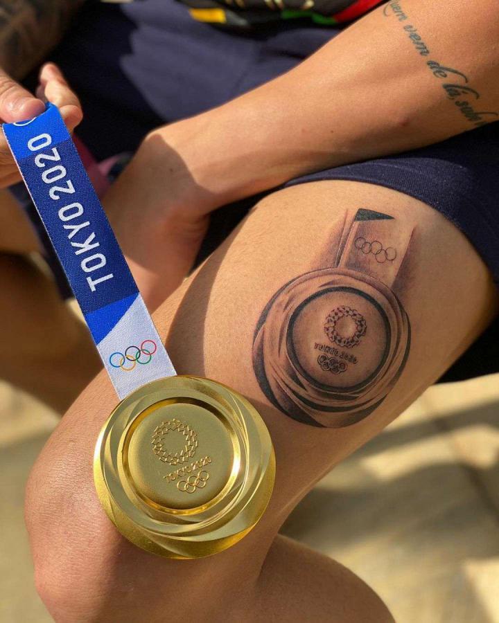 阿贾克斯的巴西新星安东尼将奥运金牌纹在了腿上.