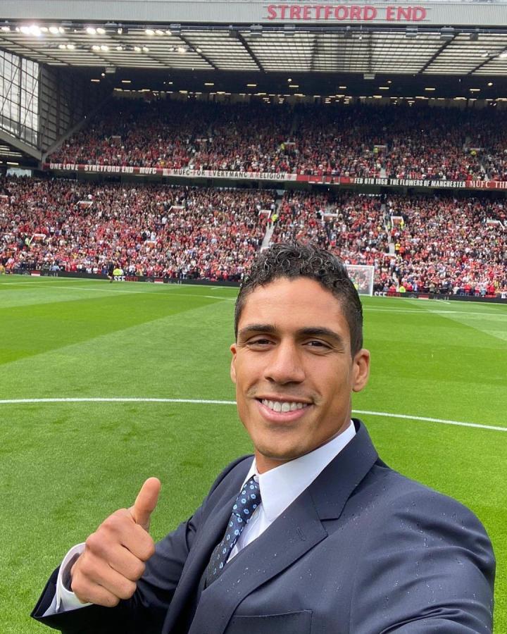 瓦拉内晒在老特拉福德球场的自拍你好曼彻斯特