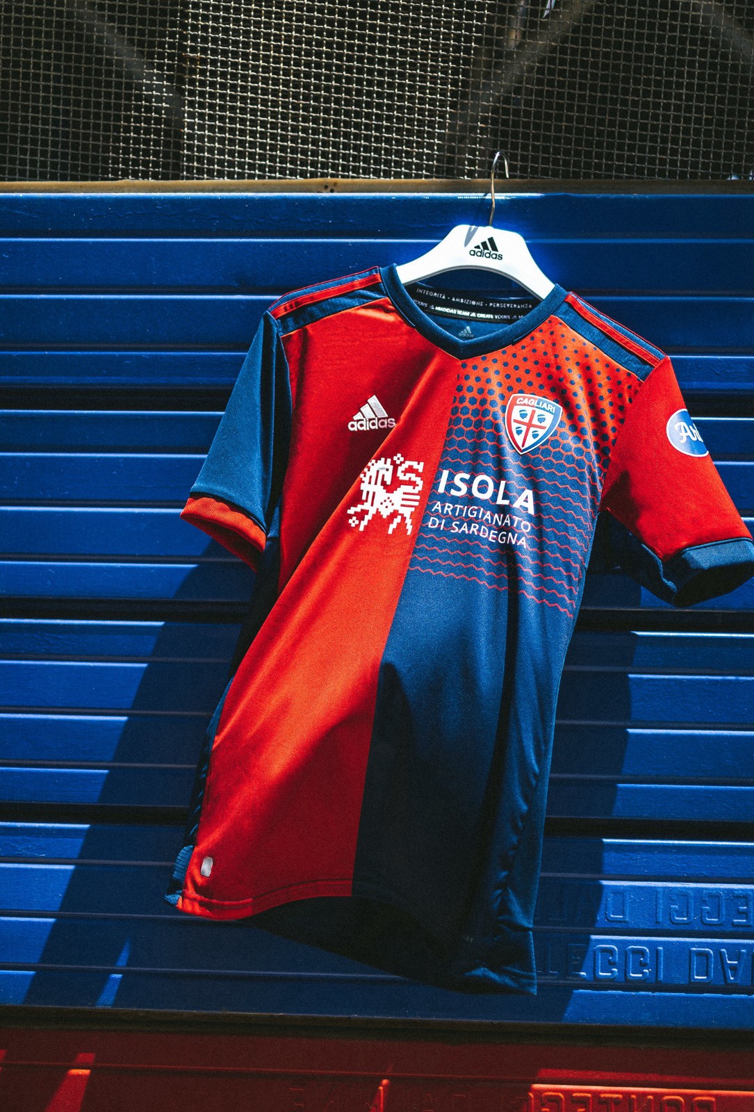 阿迪达斯发布卡利亚里202122赛季主场球衣