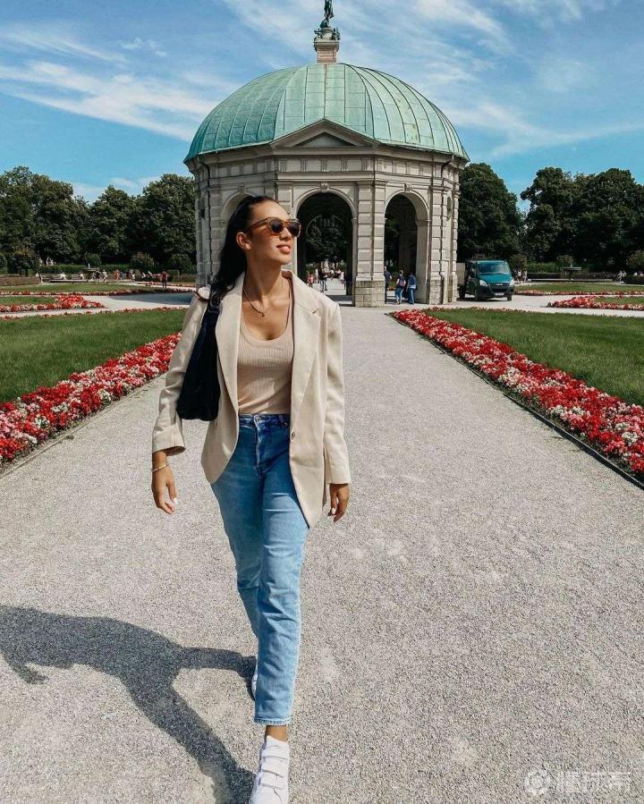 皇马球星阿拉巴和女友卡娅