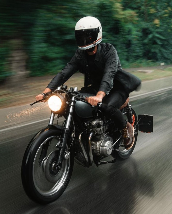 工作之余的爱好特拉普晒骑摩托车照片卡西为其点赞