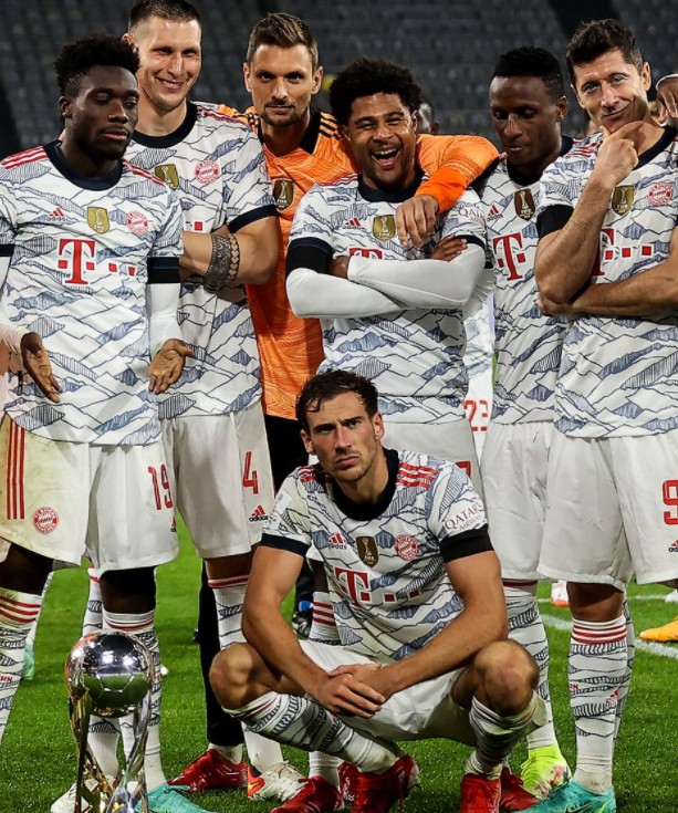 致敬经典,拜仁德国超级杯夺冠后再现霸气合影|拜仁慕尼黑|懂球帝