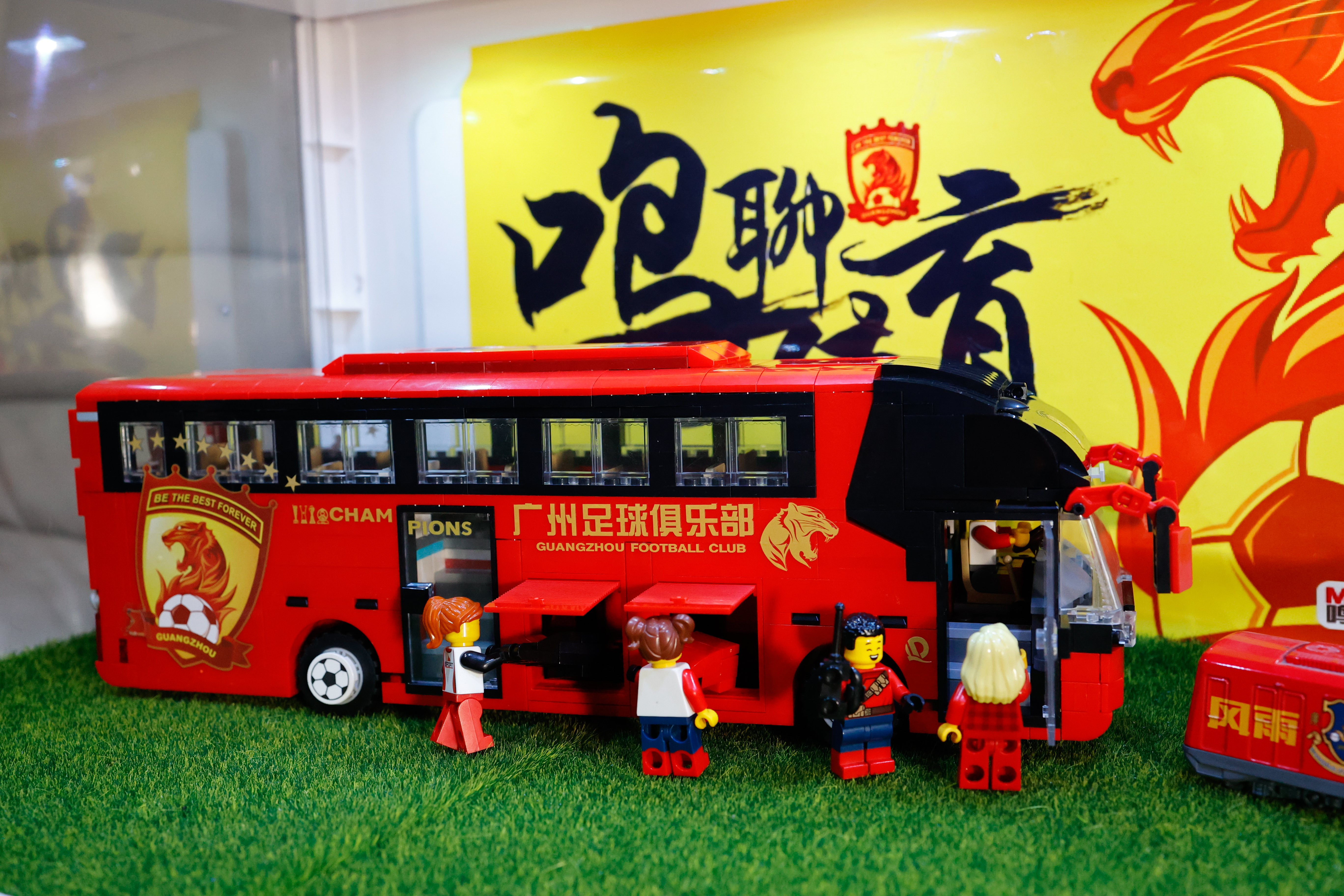 广州队大巴模型要这样玩才过瘾嘛二创惊喜不断欢迎您来挑战