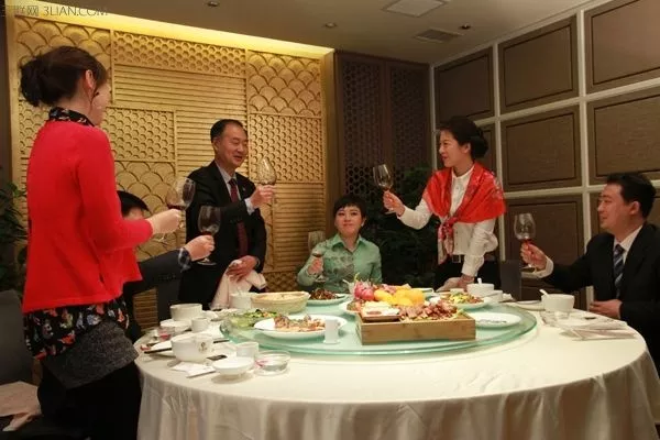 先请宾客入座上席,再请长者入座客人旁依次入座,入