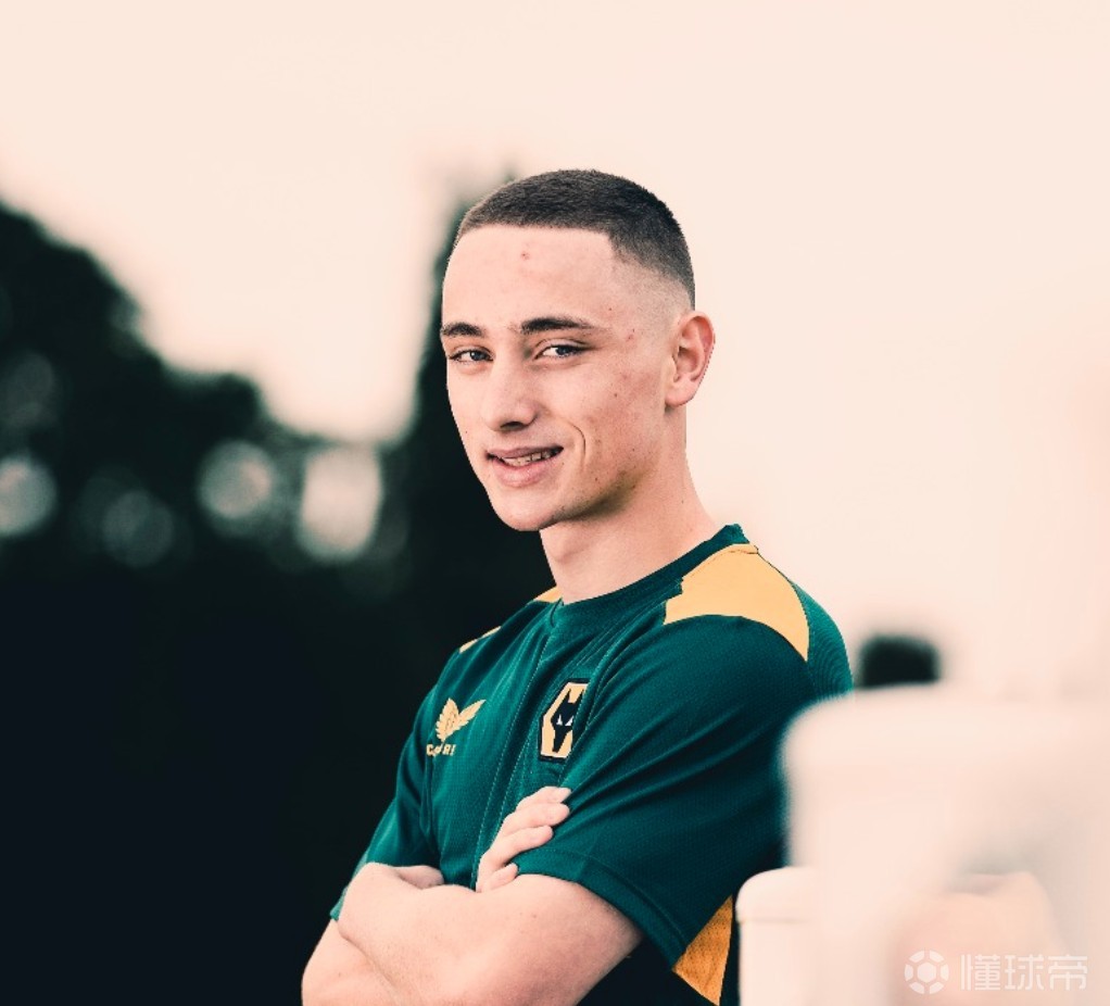 官方曼城18岁青训小将霍奇加盟狼队签约3年