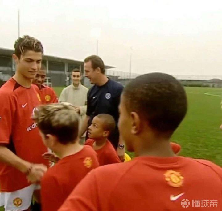 林加德晒小时候与c罗的合影并配文欢迎回家