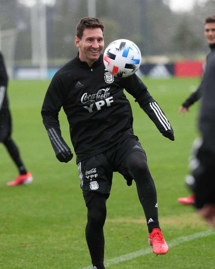 梅西最新训练照片!腿应该没事了!