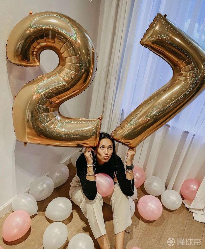 阿拉巴女友更新社交动态庆祝自己的27岁生日