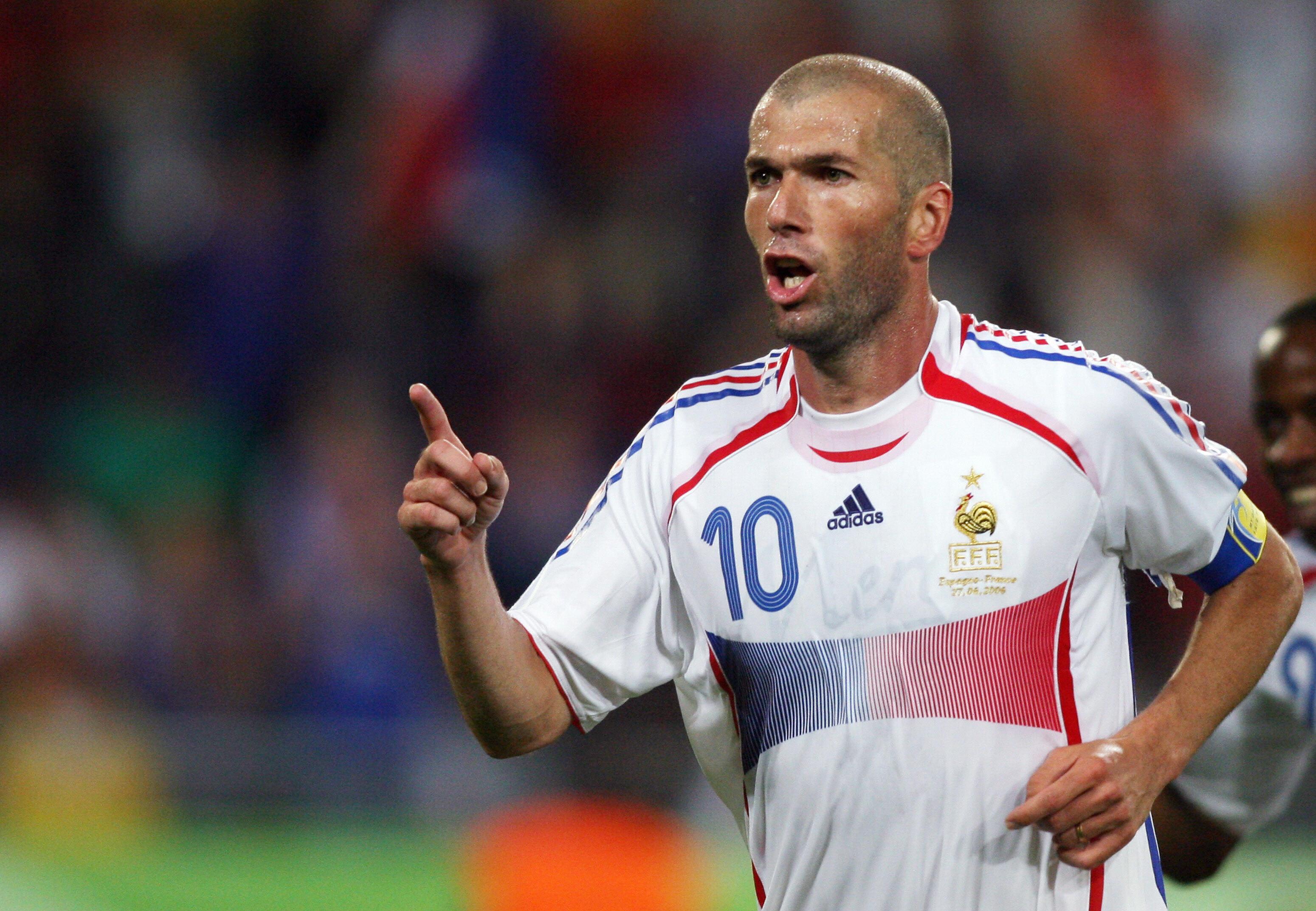 前腰:齐达内帕特里克·维埃拉1976年生在法国,是世界足坛最出色的后腰