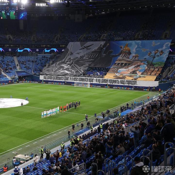 泽尼特在本赛季欧冠的首场主场比赛开赛之前泽尼特