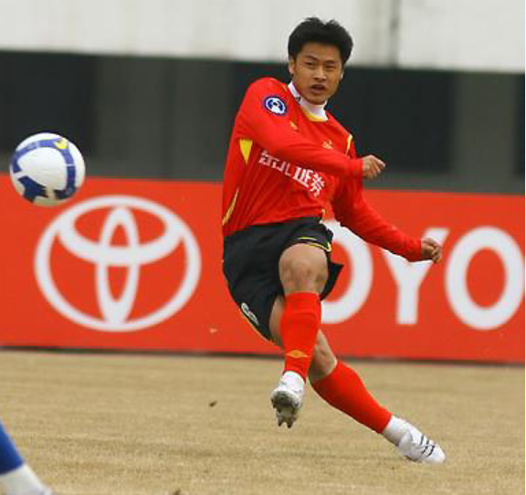 杜震宇出生于沈阳,由于父亲此前也从事足球行业,但并未有所造诣.