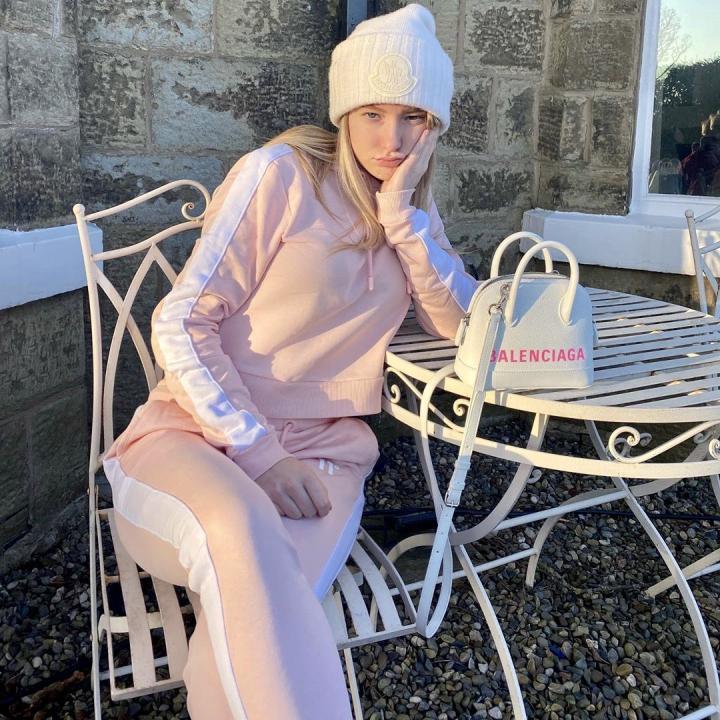 曼联球星格林伍德的漂亮女朋友,她可以可爱甜美,她.