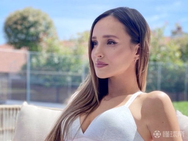 尤文球星什琴斯尼的老婆马丽娜她是一位歌手身材