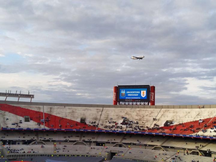 我在河床主场纪念碑球场,致敬leo messi