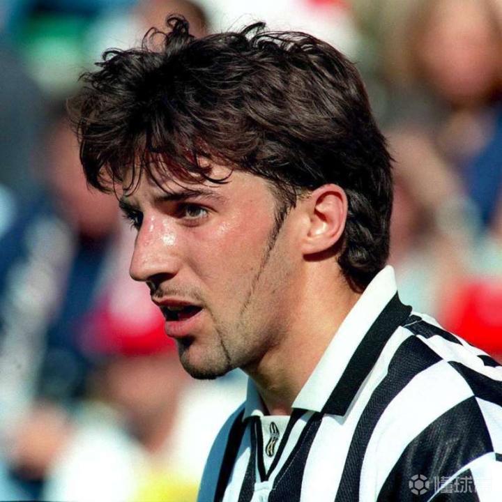 皮耶罗总会把业余时间花在胡子的造型上?