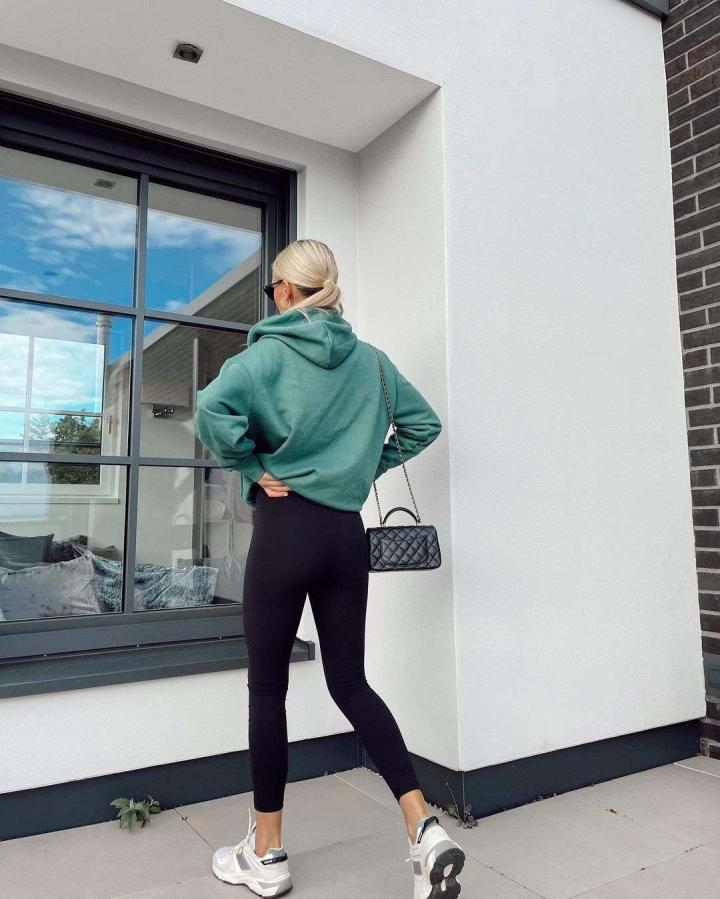 罗伊斯妻子斯嘉丽加特曼晒运动休闲照