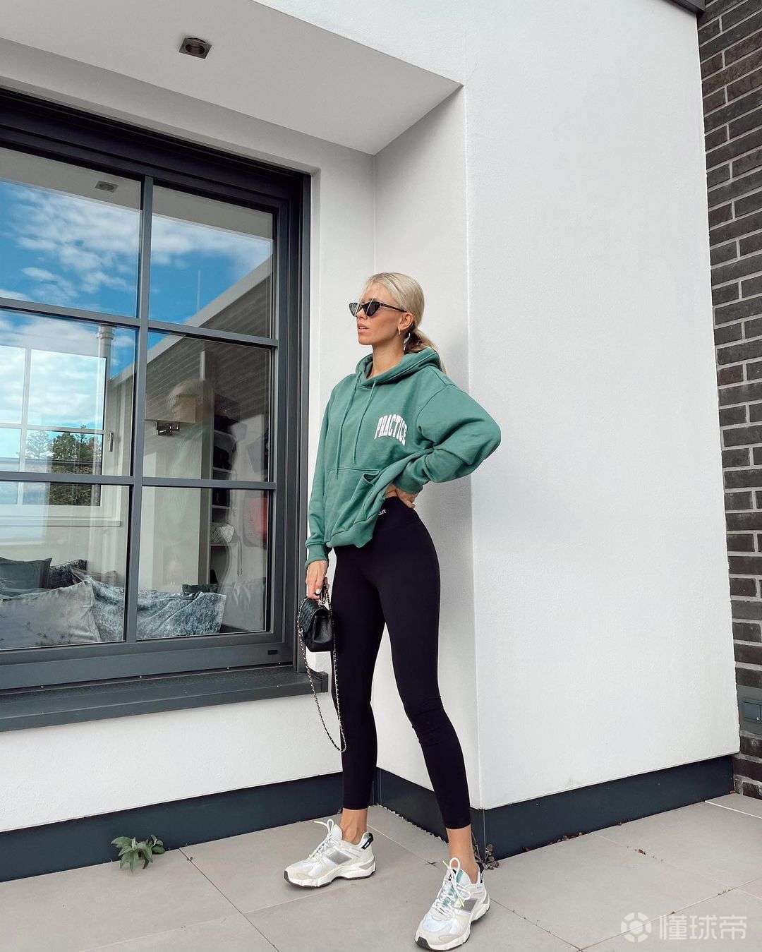 罗伊斯妻子斯嘉丽加特曼晒运动休闲照