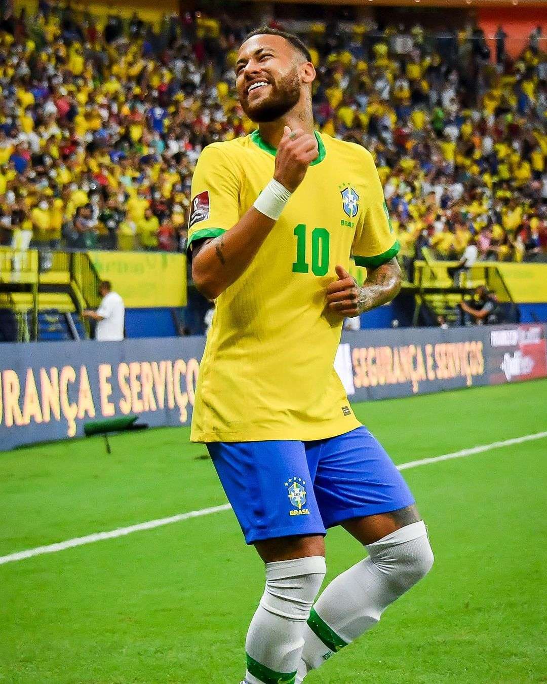 桑巴精灵内马尔庆祝打进国家队70粒进球