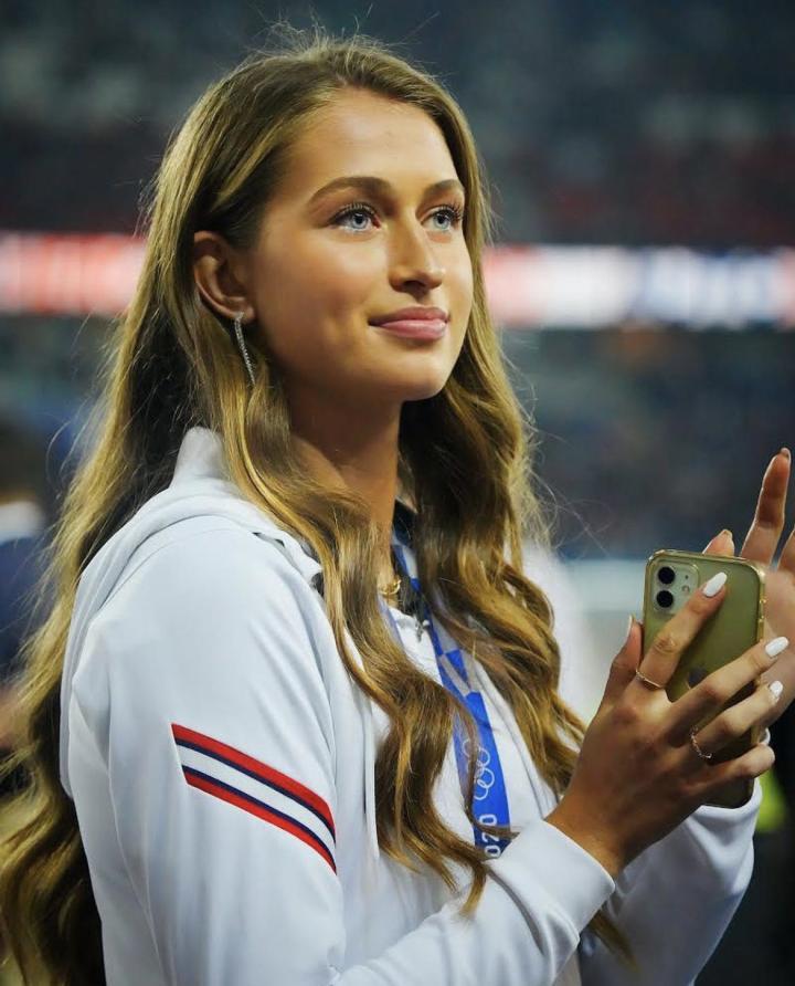 足球动态丨阿芳索戴维斯女友惠特玛晒与梅西的合照!