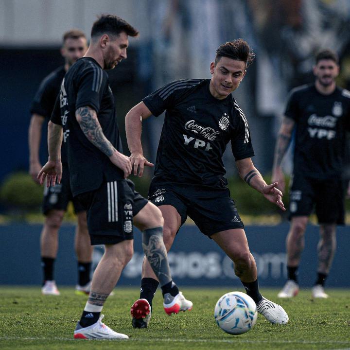 回归国家队的梅西,同队友迪巴拉,劳塔罗训练,一同.